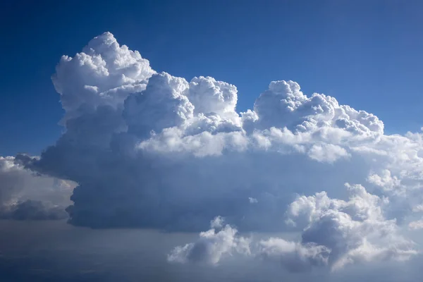 Zonnestralen Verlichten Enorme Witte Cumulus Wolken Een Achtergrond Van Blauwe — Stockfoto