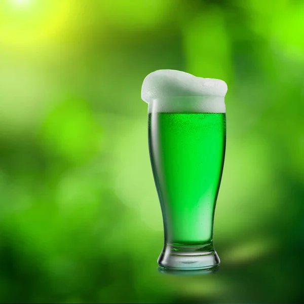 Natural Green Alcoholic Beer Beverage Green Blurred Natural Leaf Background — 스톡 사진