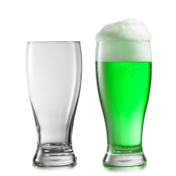 Composición Partir Dos Vasos Vacíos Llenos Bebida Fresca Cerveza Verde — Foto de Stock