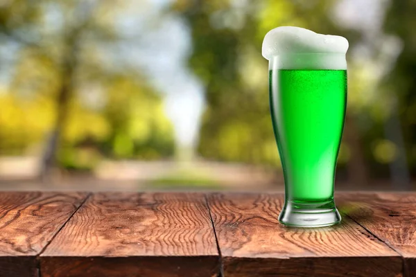 Ποτήρι Φρέσκιας Πράσινης Μπύρας Έξτρα Αφρό Ξύλινο Τραπέζι Θολή Πράσινα — Φωτογραφία Αρχείου