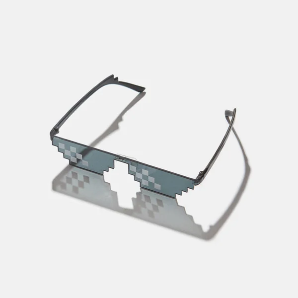 Lunettes Ordinateur Pixel Sur Fond Gris Clair Avec Ombres Dures — Photo