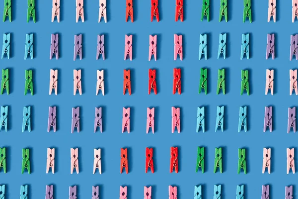 Verschillende Kleurrijke Wasknijpers Horizontaal Patroon Een Blauwe Achtergrond Met Zachte — Stockfoto