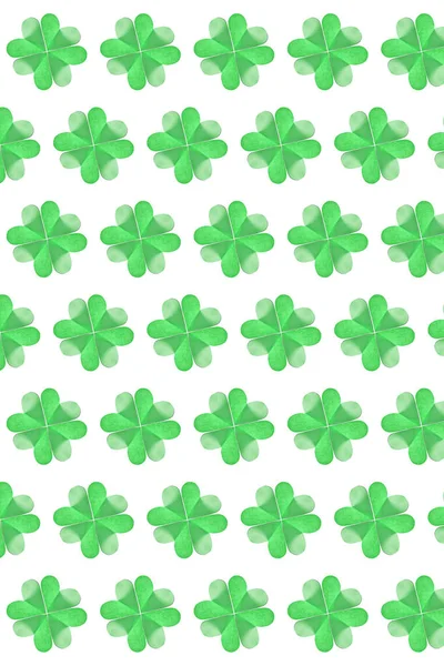 手工创作的背景是纸上绿色的洗发水叶 白色背景上有四个花瓣 圣帕特里克快乐日的概念 — 图库照片