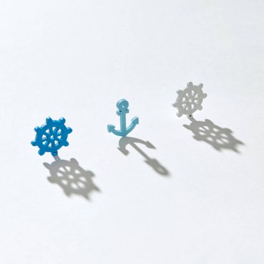 Dik duran deniz gemisinin sembolleri direksiyon simidi ve sert uzun gölgeli çapa ve kopyalama alanı.