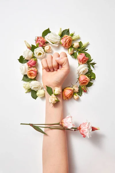 Composição Congratulação Mão Mulher Flores Rosas Aromáticas Frescas Grinalda Fundo — Fotografia de Stock
