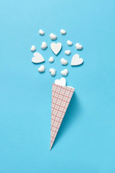 柔らかい影 コピースペースとパステルブルーの背景にアイスクリーム甘いデザートとして小さな白い石膏の心を持つ紙コーン バレンタインデーグリーティングカード — ストック写真