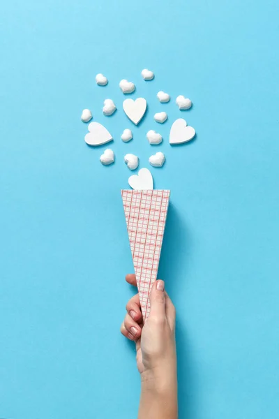 Main Femme Tient Cône Papier Avec Petits Coeurs Blancs Plâtre — Photo