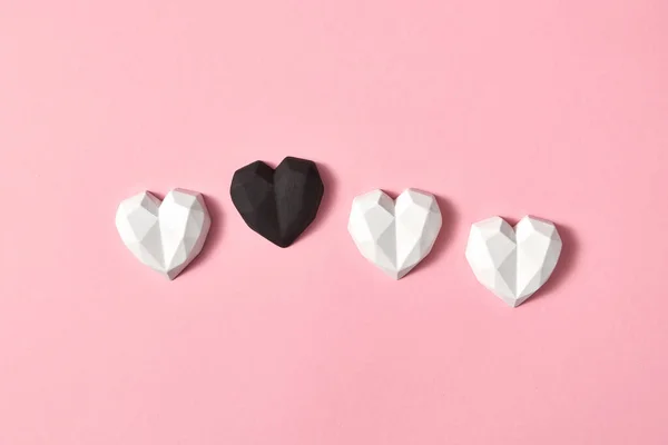 瓦伦丁创作的作品由石膏白色的心脏和一个浅粉色背景的黑色 复制空间 问候语 — 图库照片