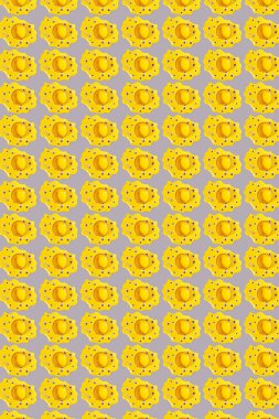 Direk sarı boya birikintilerinden gelen yaratıcı yatay desenler ve gri arkaplandaki boya yüzeyindeki plastik gözler. Üst görünüm.