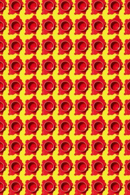 Direkt kırmızı çizgilerden dekoratif dikey desen üzerine konserve kutusu dökülmüş sarı arka planda. Üst görünüm.