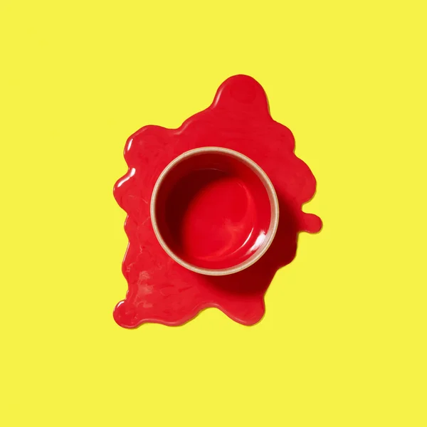 Top View Can Red Paint Middle Spilled Puddle Yellow Background — Stock Photo, Image