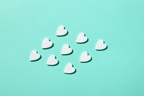 Pastel Turkuaz Arka Planda Yapımı Kağıt Kalplerden Sevgililer Günü Kartı — Stok fotoğraf