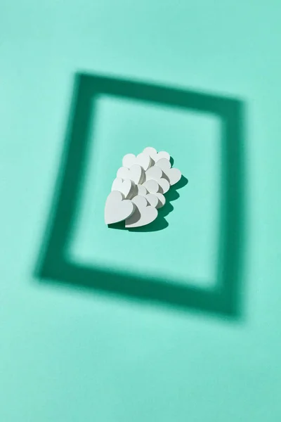 庆祝创意卡片 从手工制作的石膏心形图案的框架从矩形阴影上的彩色绿松石背景 复制空间 情人节贺礼明信片 — 图库照片