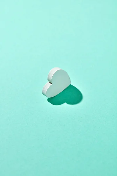 Carte Créative Vacances Avec Plâtre Verticalement Coeur Sur Fond Turquoise — Photo