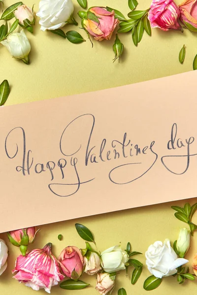 Świeże Naturalne Kwiaty Organiczne Ramki Kartką Życzeniami Tekst Szczęśliwych Walentynek — Zdjęcie stockowe