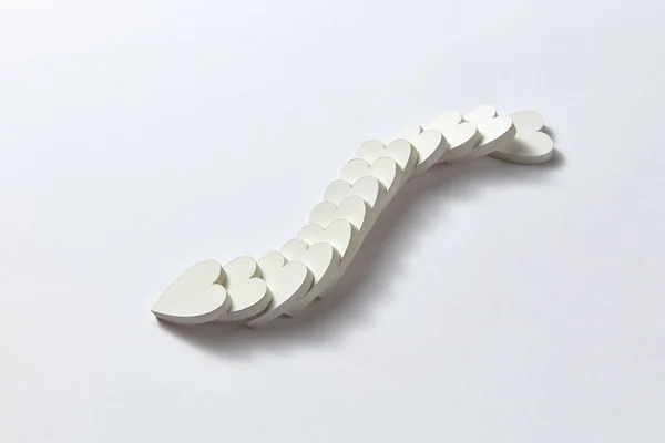 Kreative Kurvenkette Aus Gipsherzen Schlangenform Auf Hellgrauem Hintergrund Mit Weichen — Stockfoto