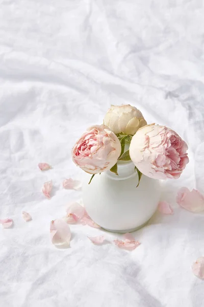 Θρυμματισμένα Λευκά Φύλλα Κρεβατιού Μικρό Κεραμικό Βάζο Ροζ Τριαντάφυλλο Και — Φωτογραφία Αρχείου