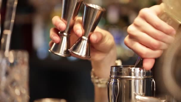 Barman Despejando Bebidas Shaker Close — Vídeo de Stock