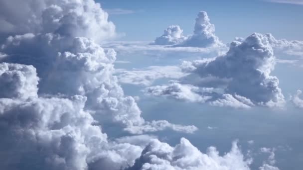 青い空を背景に美しい雲 自然天気 夏の夕暮れ時の空の雲青い ドローンから空撮 — ストック動画