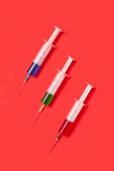 Conjunto Médico Seringas Descartáveis Plástico Estéril Com Vacinas Coloridas Soro — Fotografia de Stock