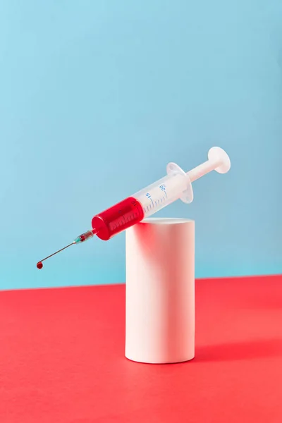 Kreative Medizinische Zusammensetzung Einer Sterilen Einmalspritze Mit Einem Tropfen Roter — Stockfoto