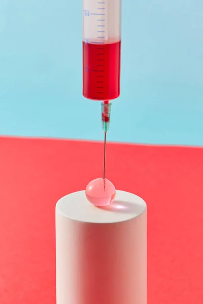 Injeção Composição Medicinal Seringa Descartável Plástico Com Líquido Vermelho Pequena — Fotografia de Stock