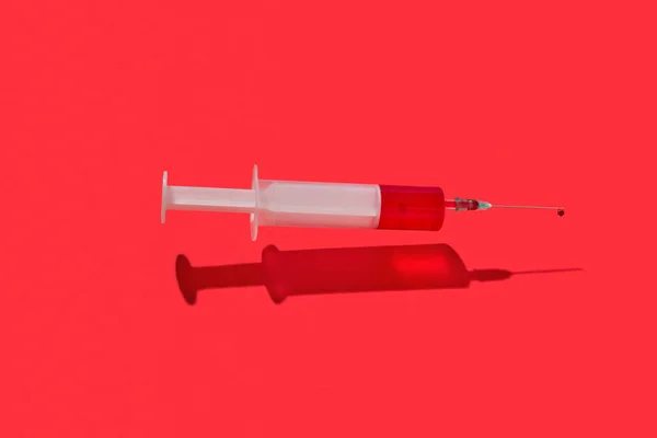 Sangue Líquido Vermelho Vacina Seringa Descartável Plástico Voador Acima Fundo — Fotografia de Stock