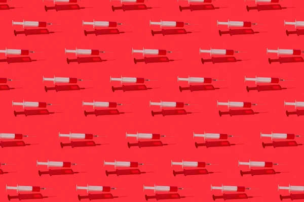 Vízszintes Orvosi Minta Lebegő Sebészeti Egyszer Használatos Fecskendőkből Vörös Folyadékkal — Stock Fotó