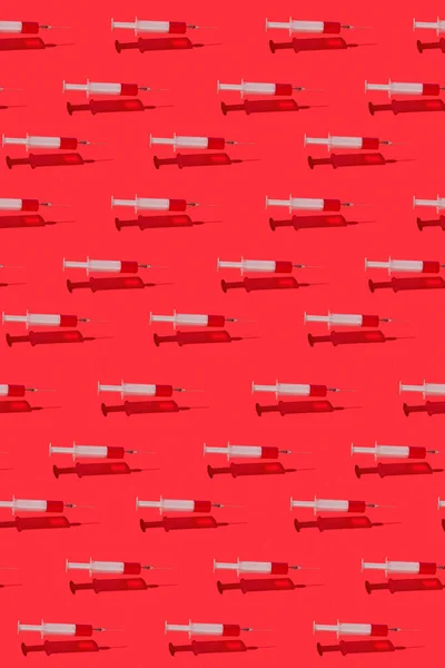 Medizinische Vertikale Muster Aus Schwimmenden Chirurgischen Einmalspritzen Mit Roter Flüssigkeit — Stockfoto