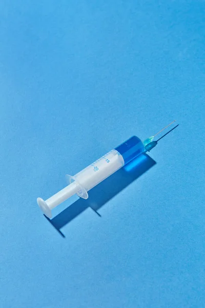 Blaues Serum Oder Impfstoff Kunststoffspritze Für Eine Intravenöse Injektion Auf — Stockfoto