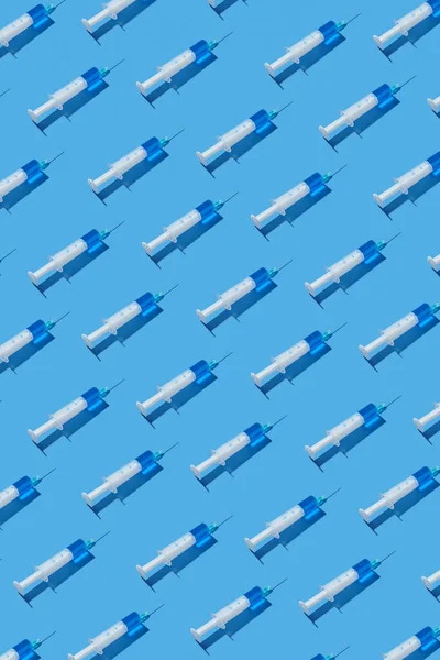 Κάθετη Μοτίβο Υγειονομικής Περίθαλψης Από Αποστειρωμένες Πλαστικές Σύριγγες Μπλε Ενέσιμα — Φωτογραφία Αρχείου