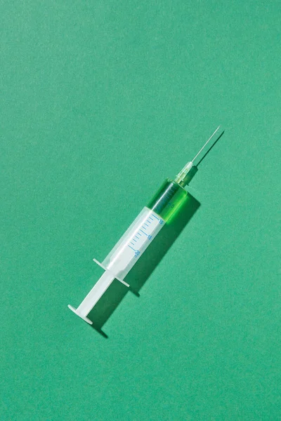 Grüner Impfstoff Oder Serum Kunststoffspritze Für Eine Intravenöse Injektion Auf — Stockfoto