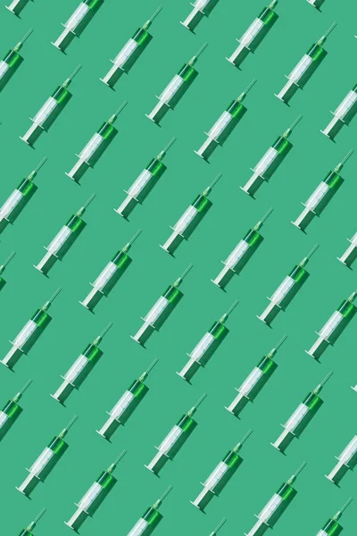 Léčivý Vzor Jednorázových Sterilních Plastových Injekčních Stříkaček Zelenou Vakcínou Nebo — Stock fotografie