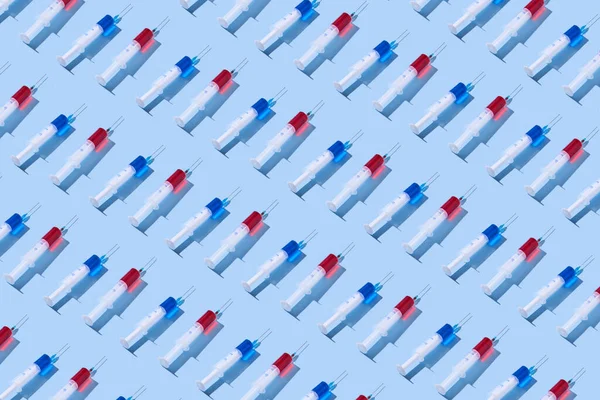 Horizontaal Zorgpatroon Van Wegwerp Plastic Naalden Met Rode Blauwe Vloeistof — Stockfoto