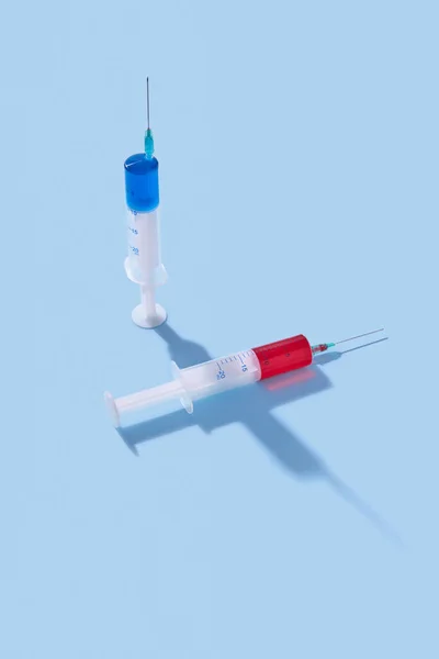 Zwei Sterile Einmalspritzen Mit Rotem Und Blauem Serum Oder Medikamenten — Stockfoto