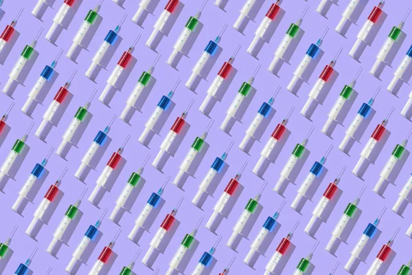 플라스틱 렌지의 대각선 의학적 패턴은 파스텔 라벤더 배경에 빨간색 파란색 — 스톡 사진