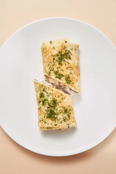 Köstliche Hausgemachte Pfannkuchen Gerollt Mit Füllung Aus Huhn Natürlichen Pilzen — Stockfoto