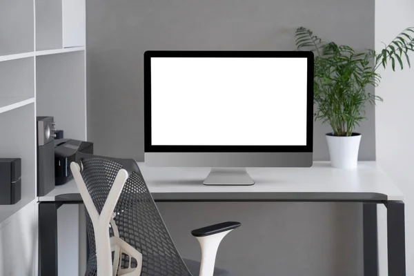 사무실 테이블에는 모조품 컴퓨터 모니터가 설치되어 정형외과 위에는 원격으로 작동하는 — 스톡 사진