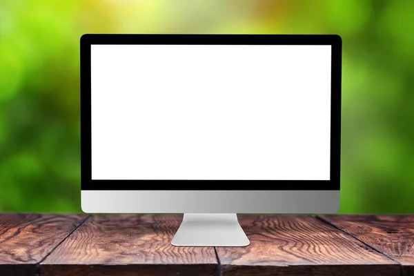 Blank Biały Makieta Monitor Komputera Drewnianym Stole Przed Rozmytym Zielonym — Zdjęcie stockowe