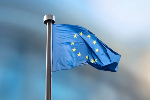 Acenando Bandeira União Europeia Backgroud Borrado Parlamento Bruxelas Bélgica Com — Fotografia de Stock