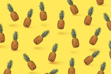 Dilimler ve tropikal ananas meyveleri mavi arka planda ve metin için boşluk var. Düz yatıyordu