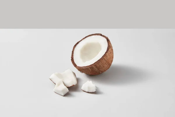 Mitad Fruta Coco Tropical Orgánica Madura Fresca Sobre Fondo Duotono — Foto de Stock