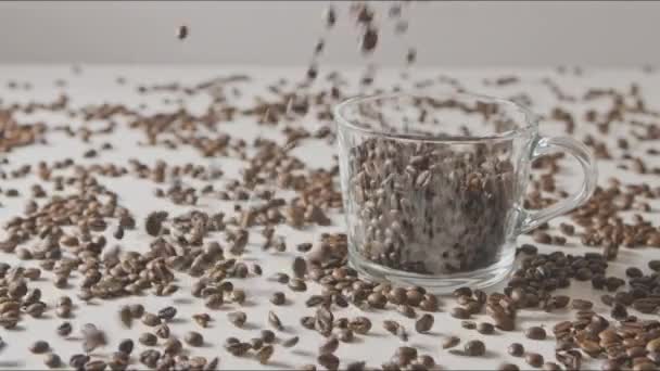 Duftende Kaffeebohnen Tasse — Stockvideo