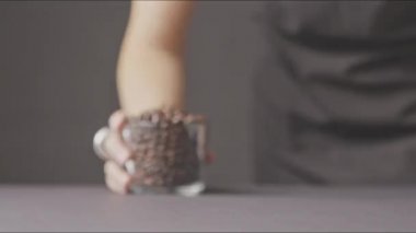 Kahve çekirdekleri kokulu erkek elleri. 