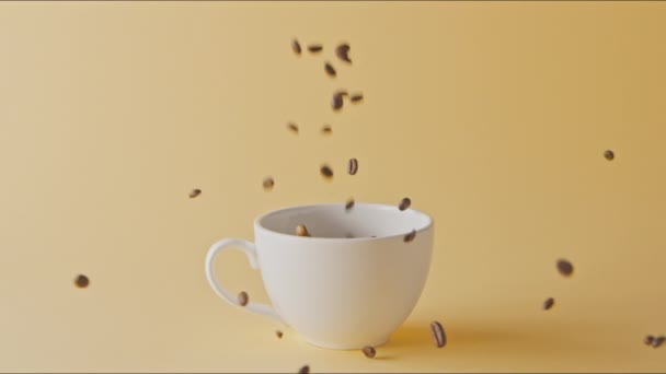 Ароматные Кофейные Зерна Наливаются Чашку — стоковое видео