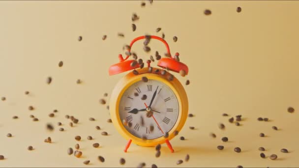 Fragantes Granos Café Que Vierten Reloj Despertador Amarillo Vintage — Vídeo de stock