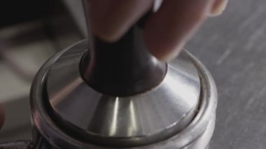 Kahve çekirdeklerini öğütmek, video