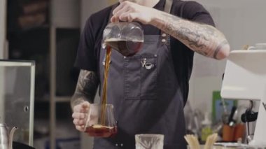 Kahve makinesi fincana damlıyor. Bir içki hazırlama süreci