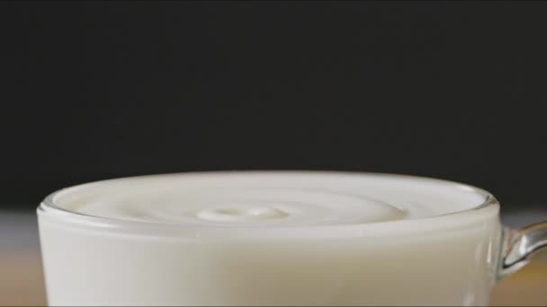 Frisch Gemachter Cappuccino Mit Schaum Einer Glasschale Auf Einem Holztisch — Stockvideo