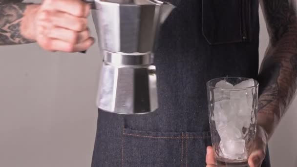 Uomo Che Tiene Caffè Appena Fatto Con Cubetti Ghiaccio Bevanda — Video Stock